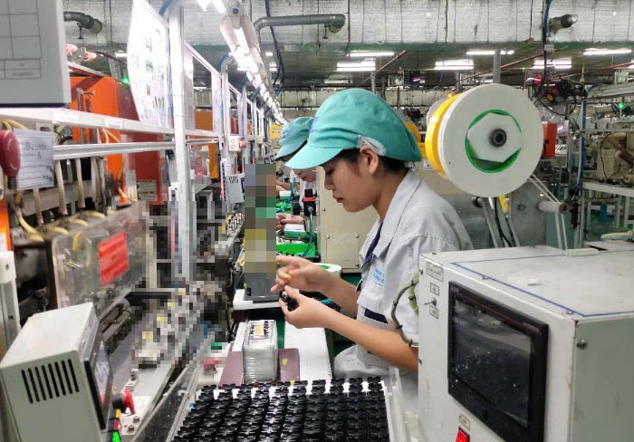 Worker Nguyen Thi Hieu joined the Trade Union immediately after being officially signed a labor contract. Photo: Bao Han