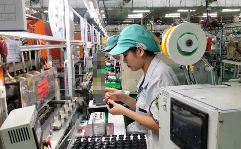 Worker Nguyen Thi Hieu joined the Trade Union immediately after being officially signed a labor contract. Photo: Bao Han