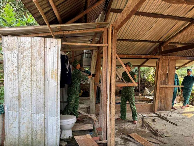Miembro del Politburo, el Primer Ministro solicito mas drastico y rapido, decidido a borrar la casa temporal y las casas en ruinas en todo el pais antes del 31 de agosto de 2025. Foto: Minh Trang.