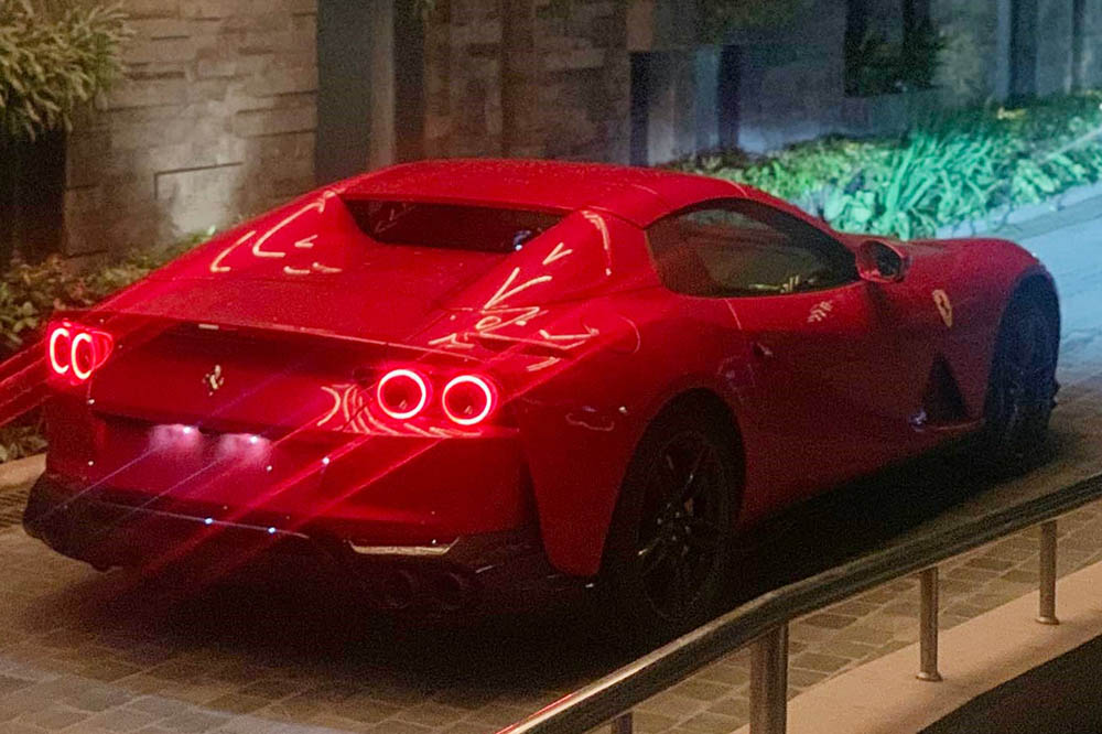 Hanoi aparecio por primera vez en Super Car Ferrari 812 GTS. Foto: siete dos