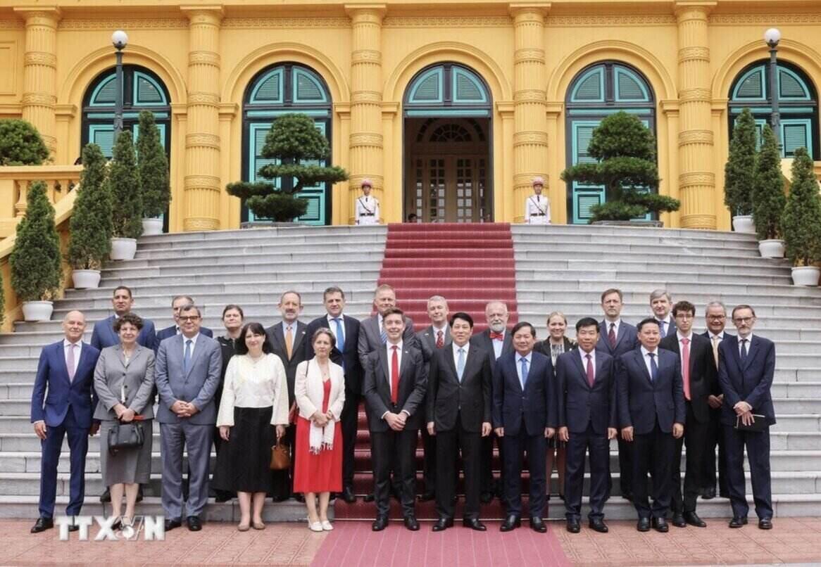 Miembro del Politburo, el presidente Luong Cuong dio la bienvenida al embajador, bianos de miembros de la Union Europea (UE). Foto: VNA