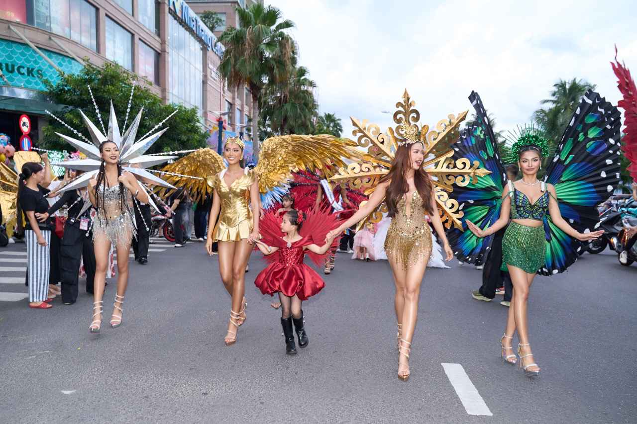 Misses performing at Miss Cosmo Vietnam event. Photo: MCVN.