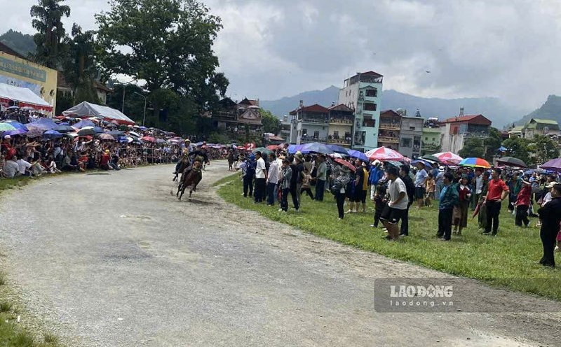 Thousands of people and tourists have come to Bac Ha to watch horse racing. Photo: Dinh Dai