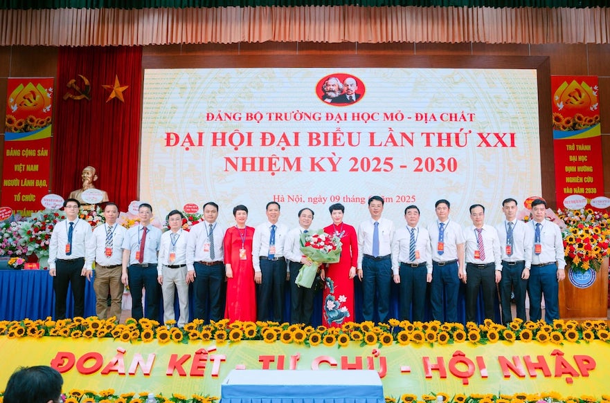 Dai hoi bau Ban Chap hanh Dang bo Truong Dai hoc Mo - Dia chat lan thu XXI, nhiem ky 2025-2030 gom 15 dong chi. Anh: Ban to chuc