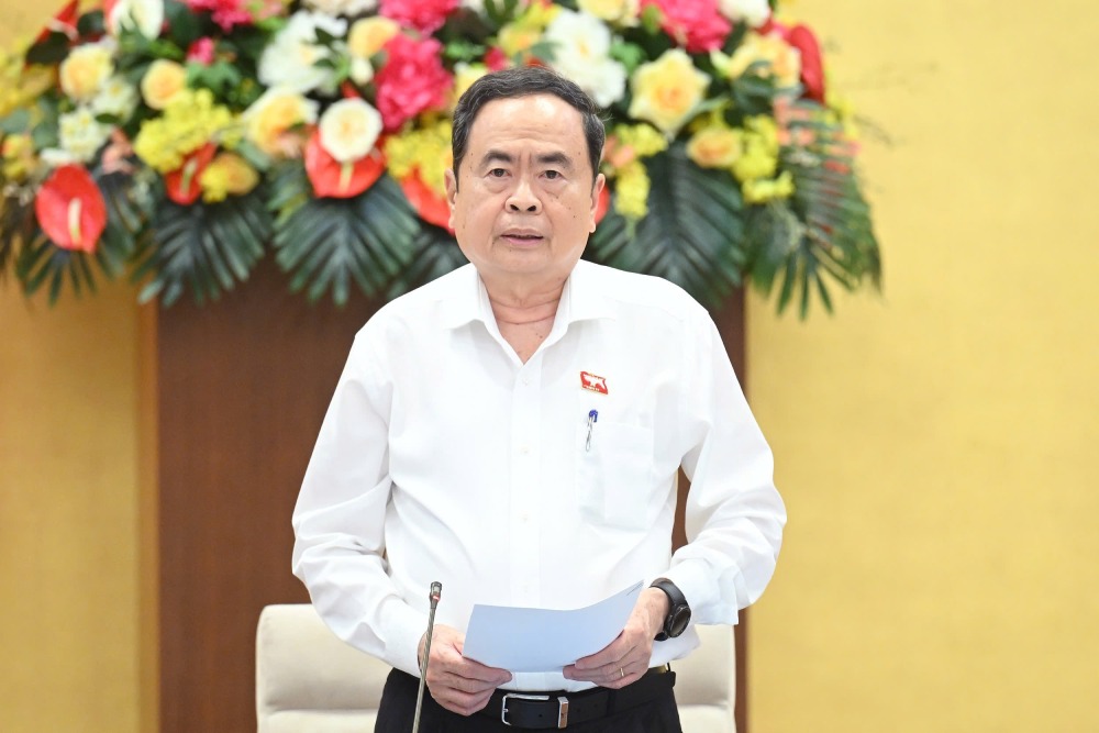 Miembro del Politburo, el Presidente de la Asamblea Nacional, Tran Thanh, Man - Presidente del Comite del Draft enmendo y complemento una serie de articulos de la Constitucion de 2013 presidieron la reunion. Foto: VPQH