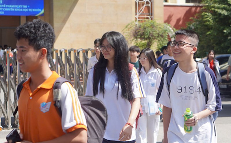 The High School for Natural Sciences has just announced the admission scores for grade 10 in 2025. Photo: Van Cuong