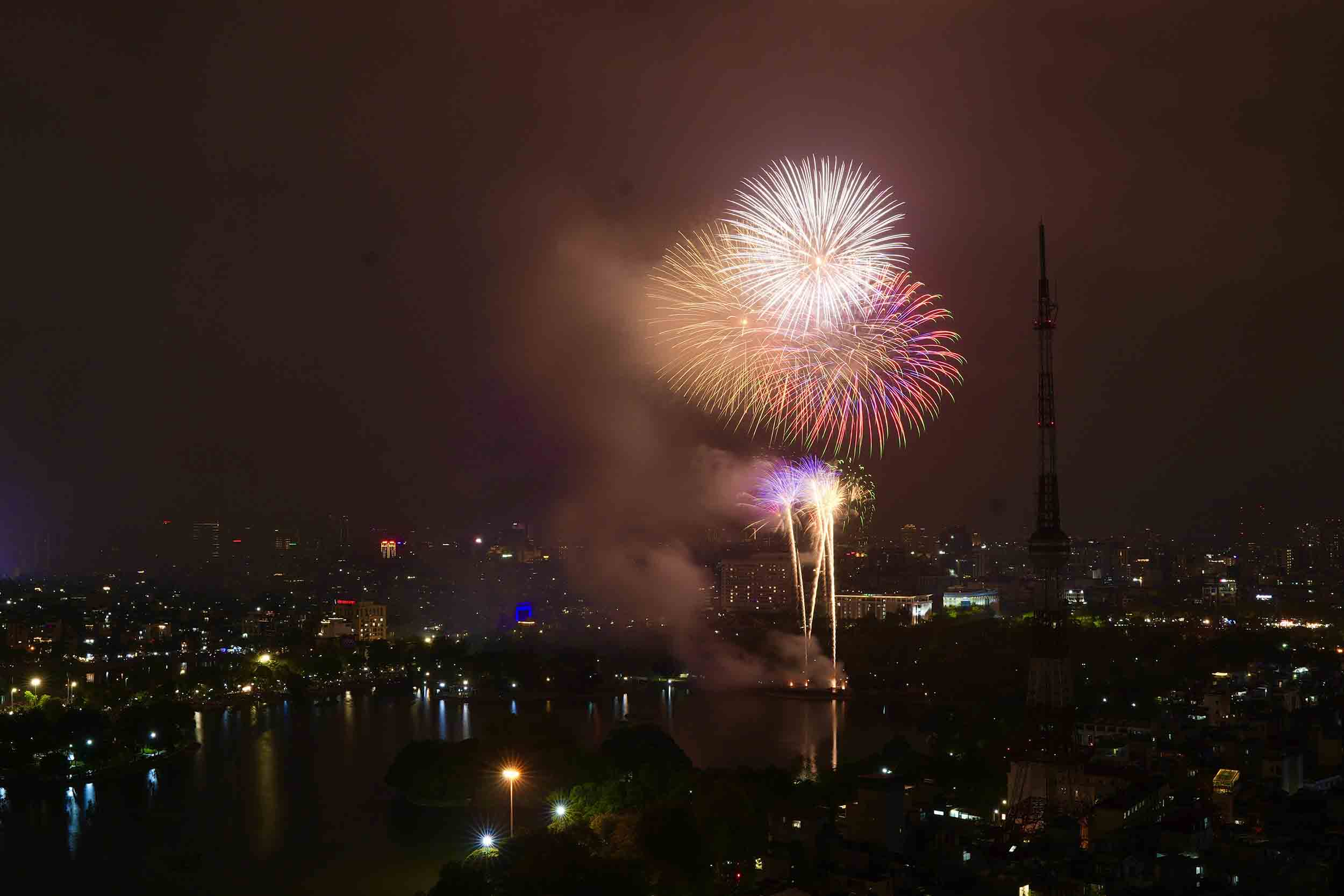 Hanoi organizara 5 puntos de fuego para celebrar el año 80 de la Revolucion de agosto con exito y el Dia Nacional 2.9. Foto: Huu Chanh