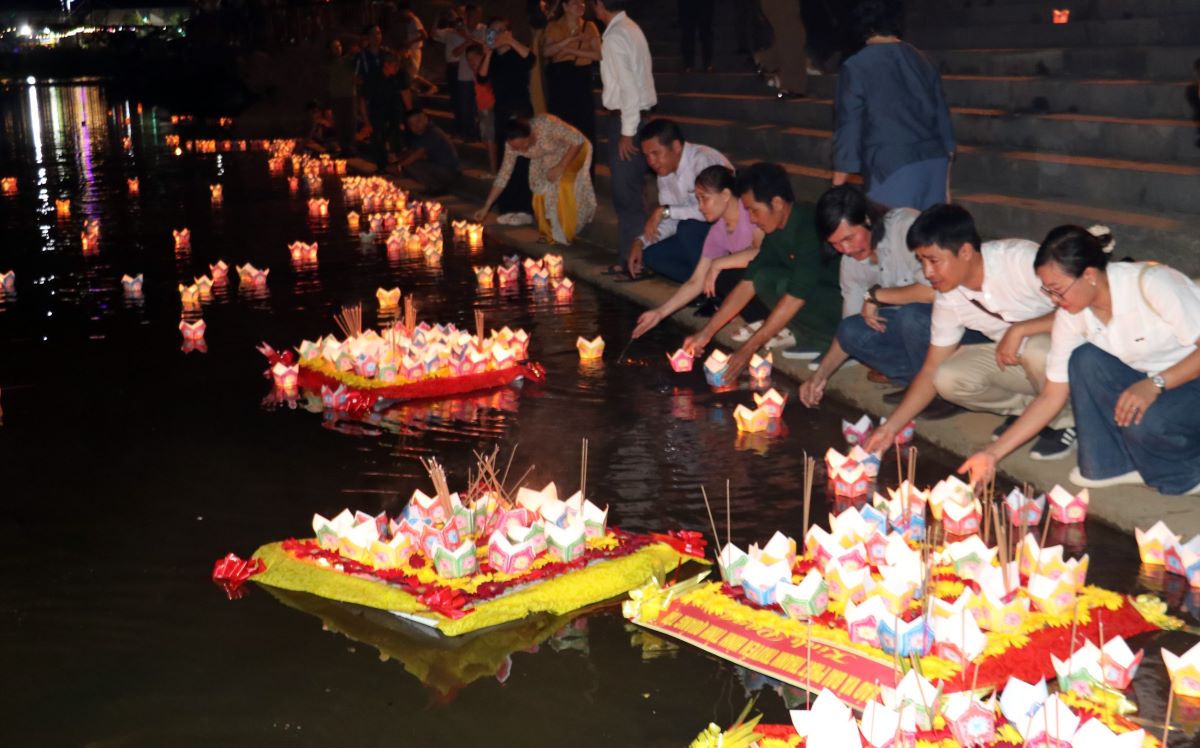Nhung be hoa va hoa dang duoc tha xuong tren dong Thach Han. Anh: Nguyen Linh
