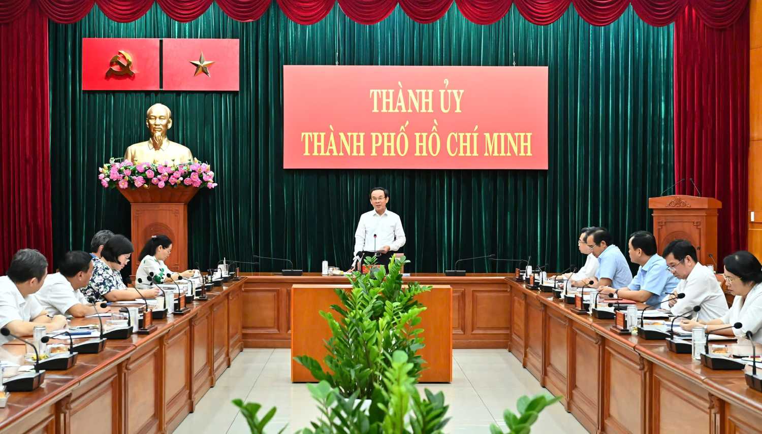 El secretario del Comite del Partido de la Ciudad de Ho Chi Minh, Nguyen Van, debe hablar.  Foto: Viet Dung