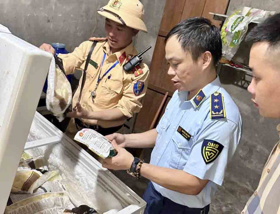 Xe ôtô chở thực phẩm đông lạnh không rõ nguồn gốc