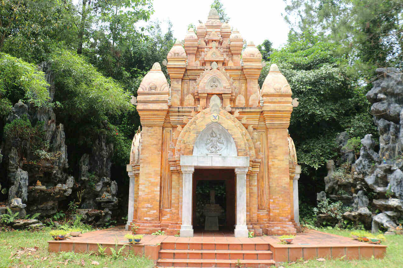 Thap Cham mo phong kien truc van hoa co.