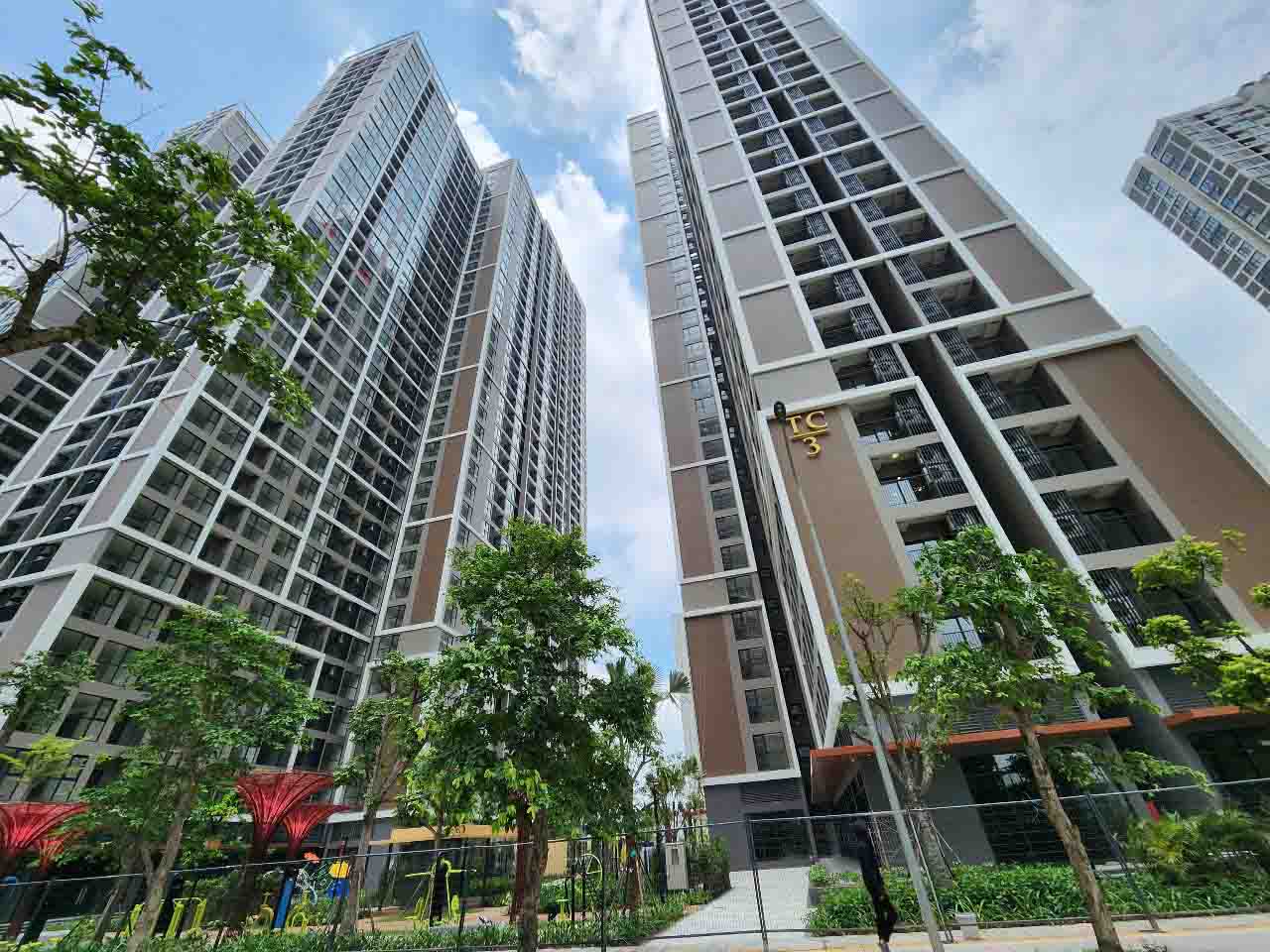 Research on loan packages for young people who want to buy a house. Photo: Cao Nguyen.