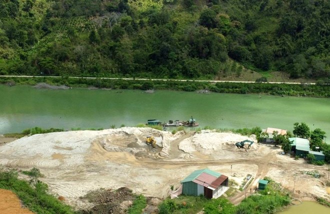 Actualmente, los productos de arena de construccion estan aumentando records en Dak Nong. Foto: Bao Lam