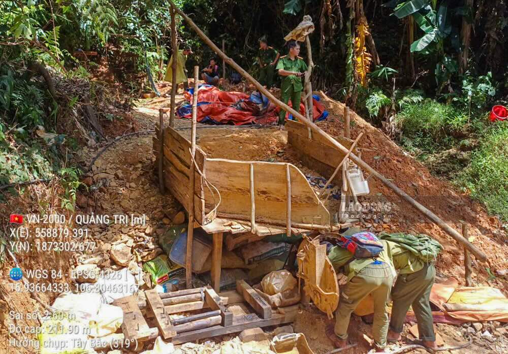 Las fuerzas funcionales descubrieron articulos construidos por madereros de oro para servir a la mineria de oro ilegal en el medio del bosque. Foto: PV