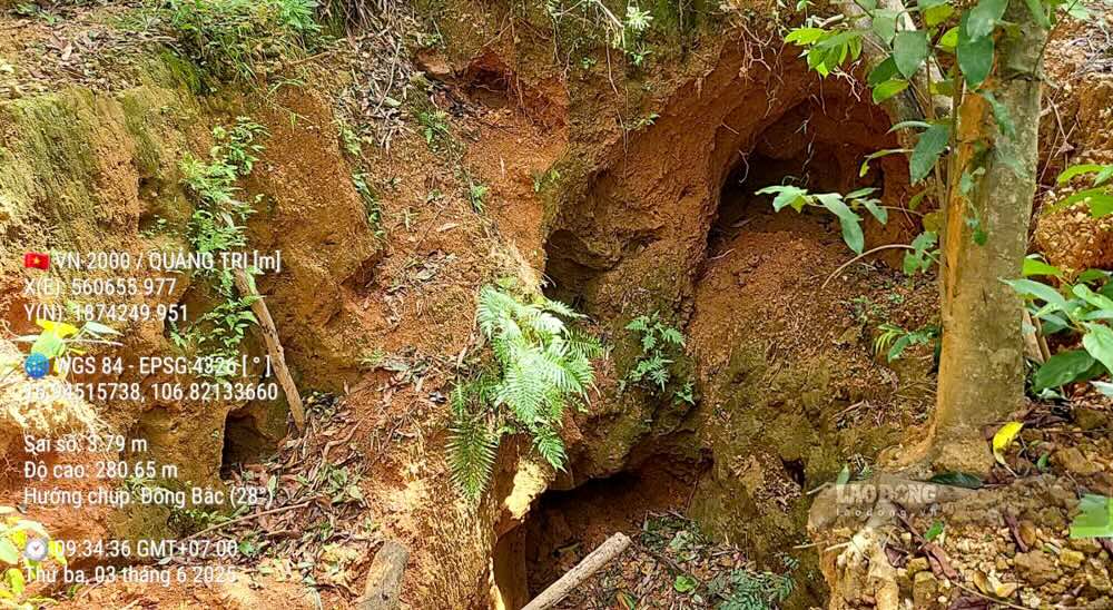 Mot ham vang cu duoc cac doi tuong khai thac lai va dung lan ben canh. Anh: PV