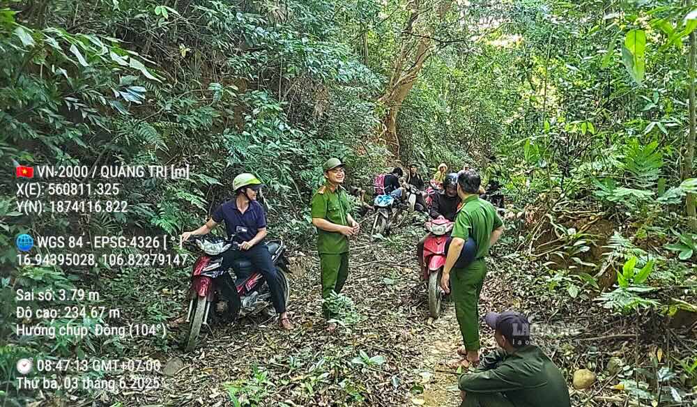 Luc luong chuc nang phoi hop kiem tra dia diem khai thac vang giua rung. Anh: PV