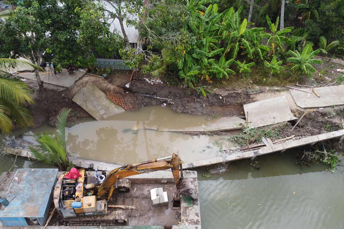 La escena del deslizamiento del rio Tra noc barrio unos 15 metros de carreteras en la lata. Foto: Doan colgo