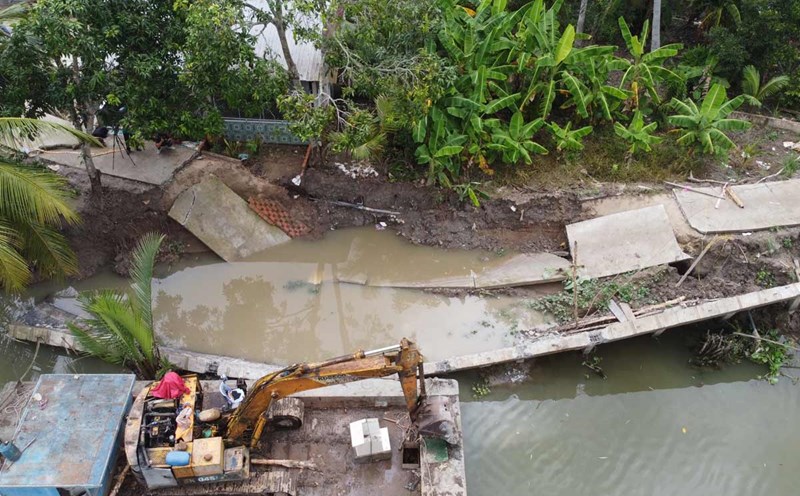 The scene of the landslide of the Tra Noc River sweeping away about 15m of traffic in Can Tho. Photo: Doan Hung
