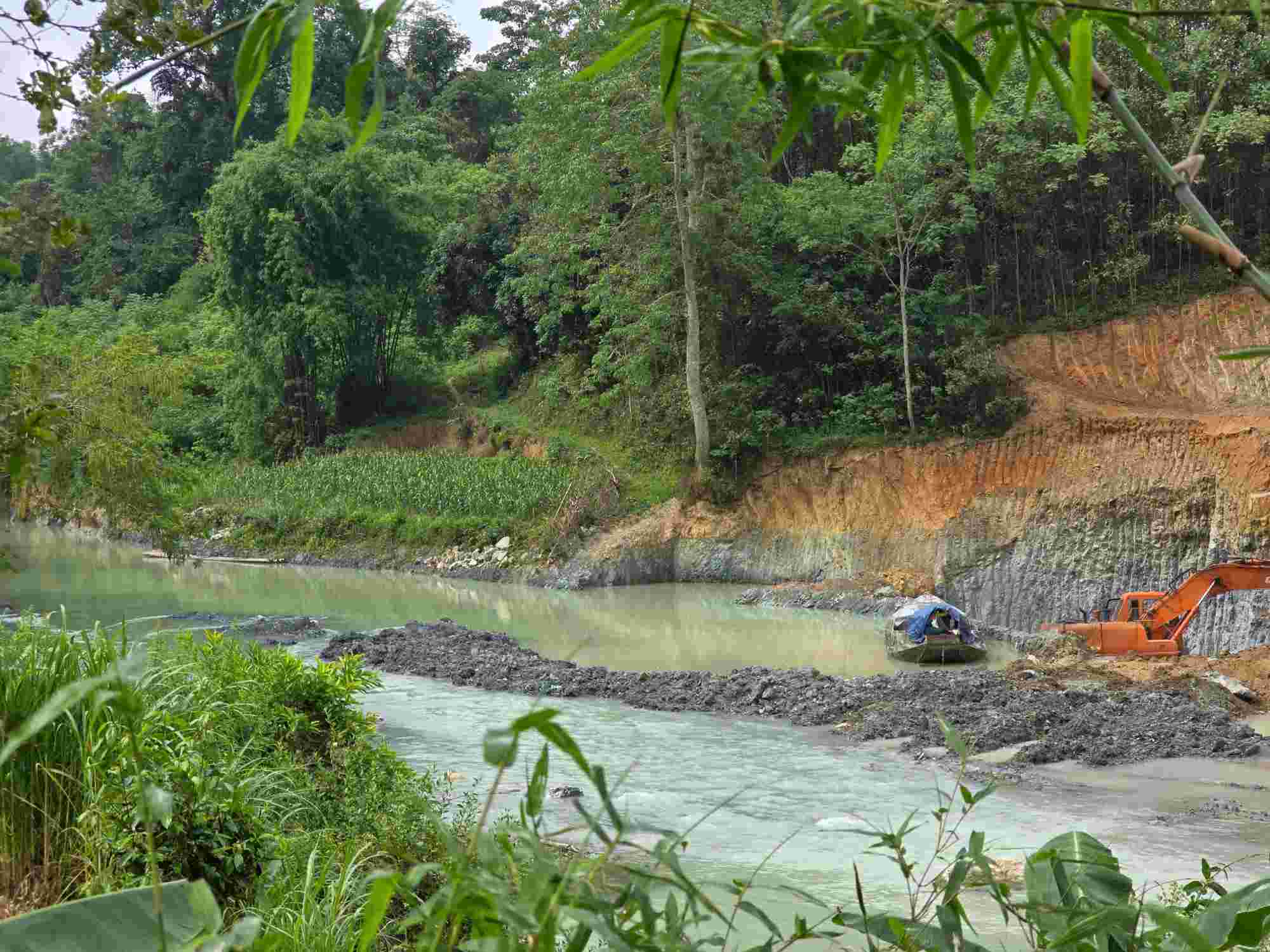 Chu mo cat Giang Son dao, dai ngoai pham vi cap phep. Anh: Tan Van