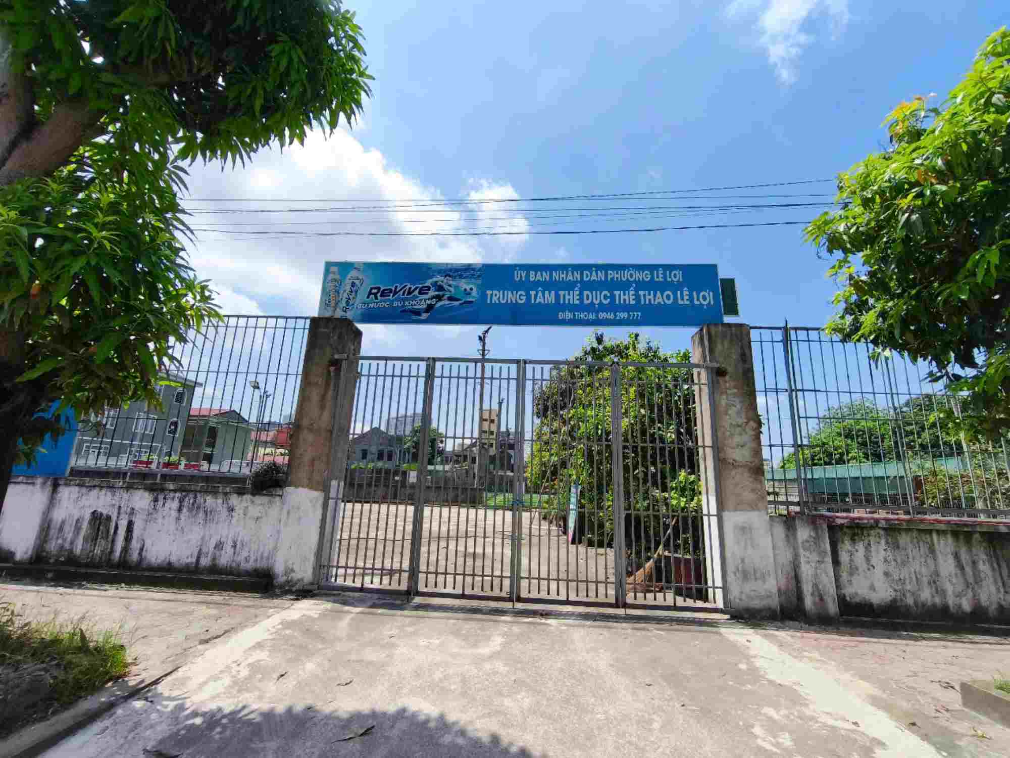 Private people build sports service businesses on public land in Le Loi ward (Vinh city, Nghe An) while children lack space to play. Photo: Quang Dai