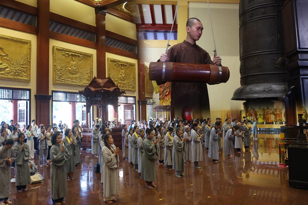 18 000以上の寺院が2段階行政運営の初日に鐘を鳴らす瞬間