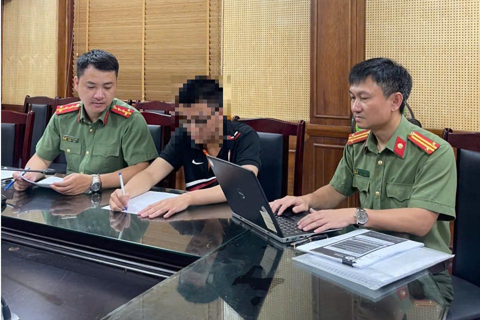 Cơ quan Công an làm việc với thí sinh vi phạm. Ảnh: Công an Hà Nội 