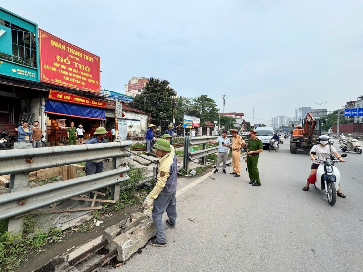 鉄道部門は、地方の機能部隊と協力して、自家開通の通路を閉鎖しています。写真:CAHN