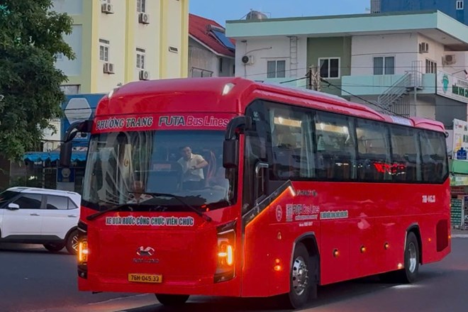 Ba Ria - Vung Tauからホーチミン市に向かう職員の送迎車、7月1日午前、写真:Thanh An