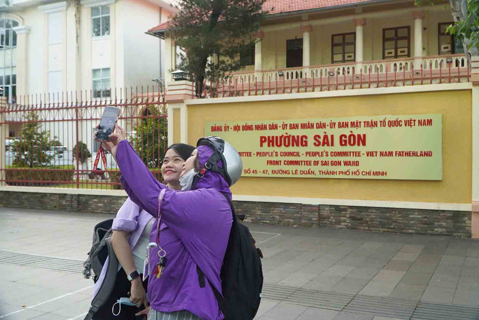 Nguoi dan check in voi bang ten phuong Sai Gon. Anh: Viet Anh
