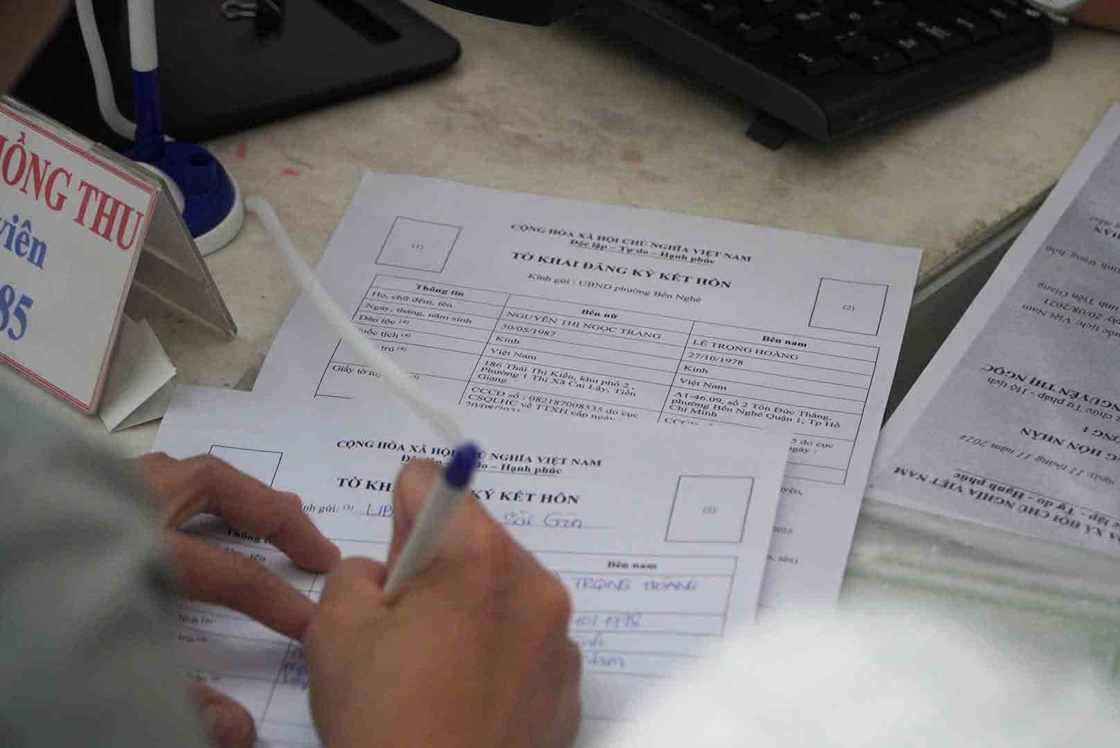 Mot so cap doi cung dang ky ket hon ngay hom nay tai phuong Sai Gon. Anh: Viet Anh