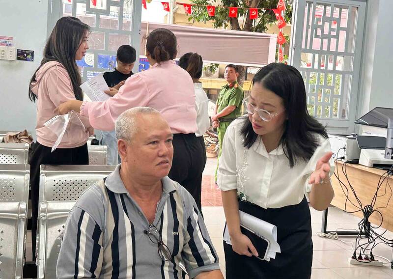 Ong Luu Thai Minh, nguoi dan ngu tai phuong Tan Son Nhat da den phuong tu rat som de giai quyet thu tuc ho tich. Anh: Minh Tam