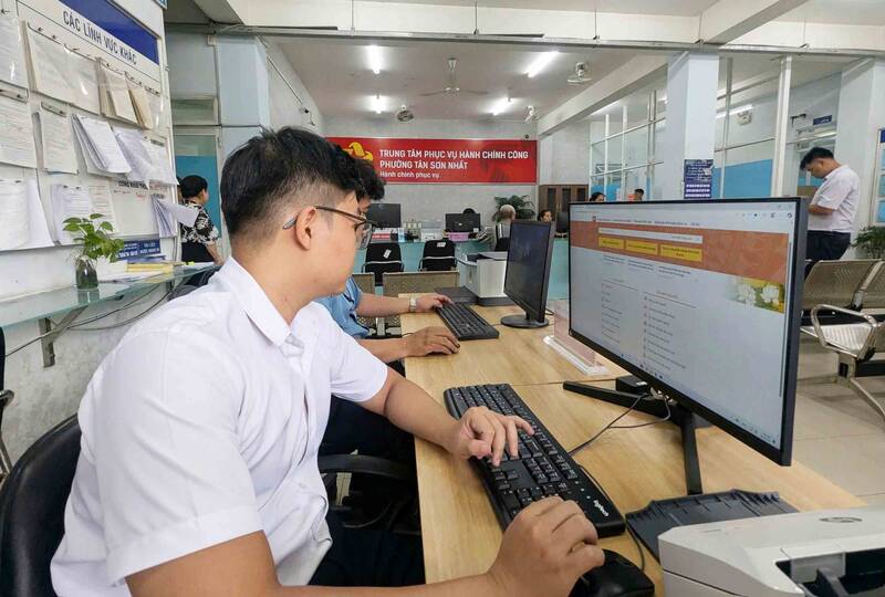 Sang nay, can bo da co mat som de kiem tra lai toan bo he thong va san sang don tiep nguoi dan dung 7h30.