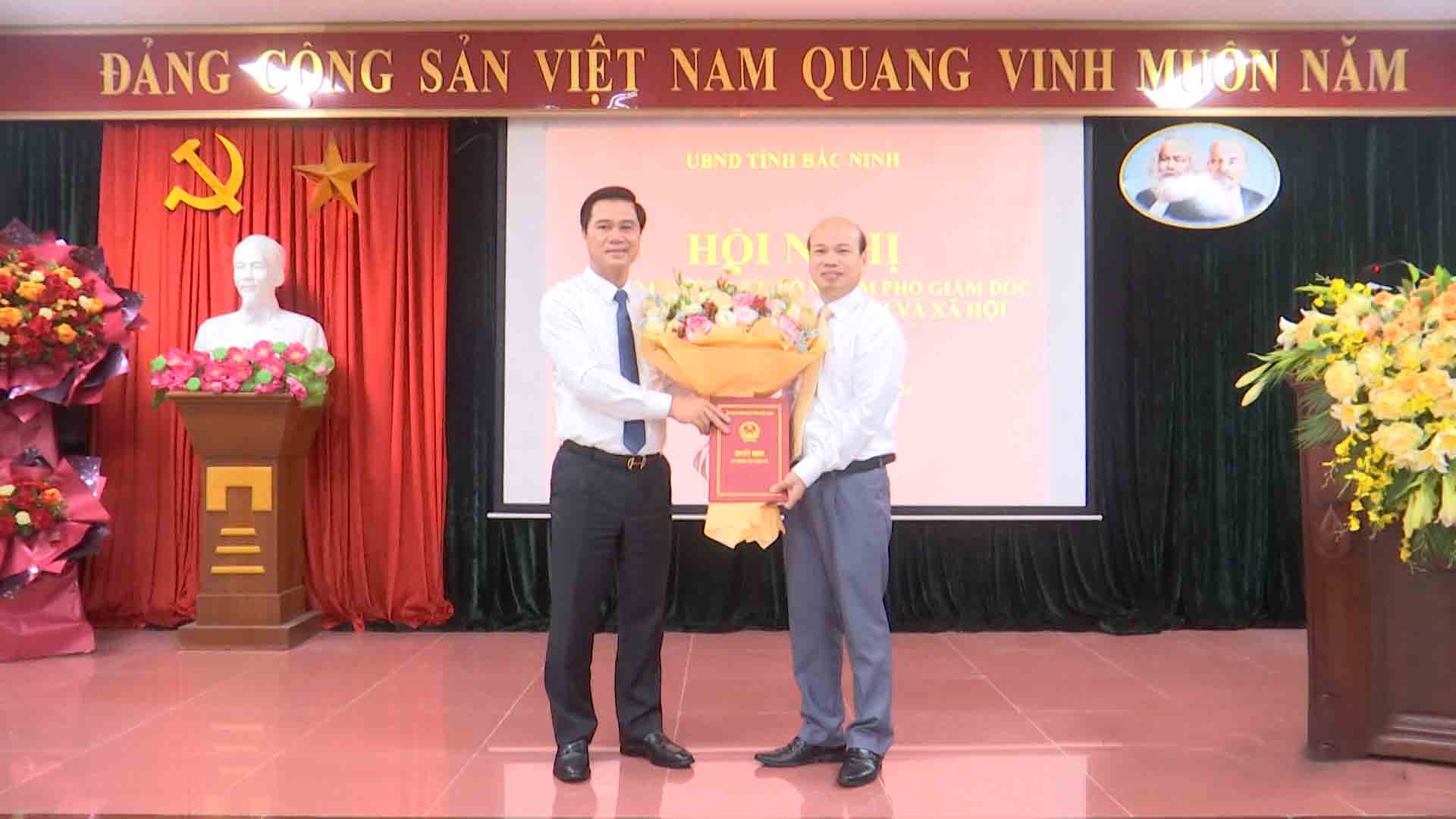 Le Xuan Loi Bac Ninh 지방 인민위원회 부위원장이 2024년 8월 Tran Ngoc Dao 씨에게 노동보훈사회부 부국장 임명 결정을 수여했습니다. 사진: Bac Ninh TV