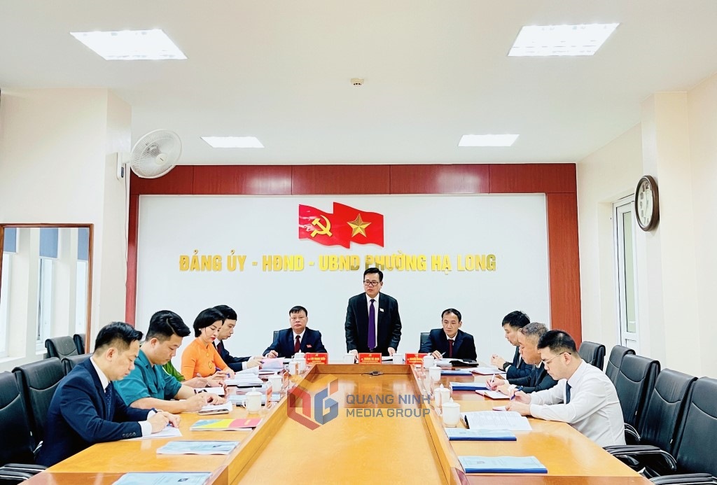 하롱구 당위원회 서기이자 인민의회 의장인 호앙 바 남(Hoang Ba Nam) 씨가 당위원회 상임위원회 회의에서 지시 연설을 하고 있습니다. 사진: 꽝닌(Quang Ninh)성 홍보센터