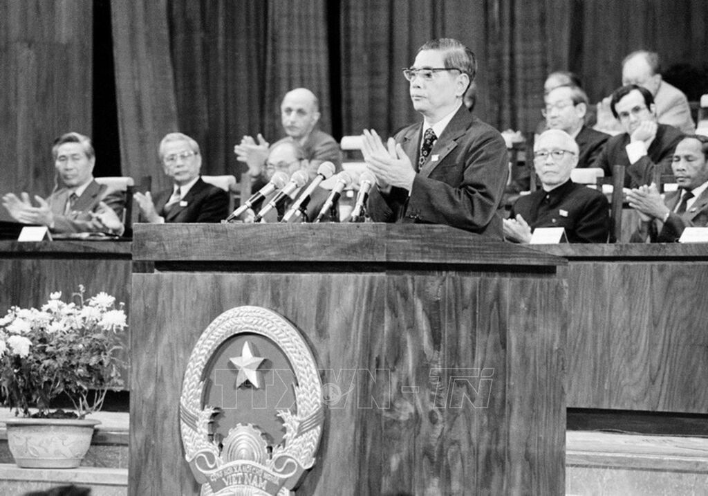 Tong Bi thu Nguyen Van Linh doc dien van be mac Dai hoi Dang lan thu VI, ngay 18.12.1986. Anh: Minh Dao/TTXVN