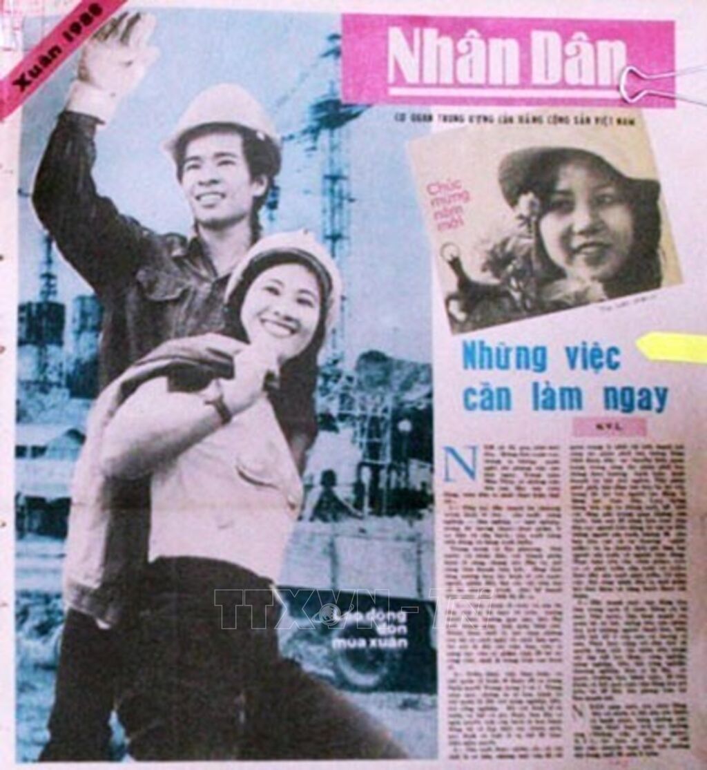 Ngay 25.5.1987, Bao Nhan Dan dang bai viet “Nhung viec can lam ngay” cua Tong Bi thu Nguyen Van Linh, tao hieu ung lon trong du luan xa hoi. Tiep do hau het cac bao, dai da mo chuyen muc huong ung “Nhung viec can lam ngay” mang den luong gio moi trong hoat dong bao chi, dau tranh manh me voi nhung hien tuong tieu cuc, bao thu, tri tre, dong thoi co vu nhung nhan to moi, tich cuc. Anh: TTXVN