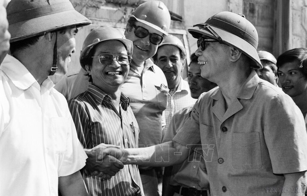 Tong Bi thu Nguyen Van Linh tham can bo, cong nhan va chuyen gia Lien Xo lam viec tren cong truong nha may thuy dien Tri An (20.4.1987). Anh: Van Khanh/TTXVN