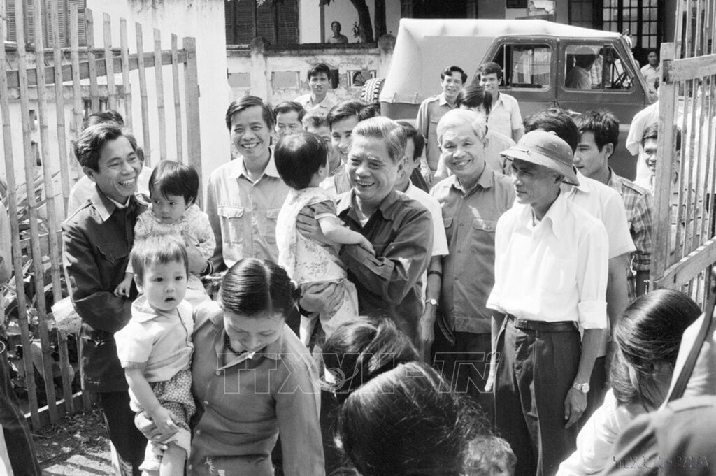 Tong Bi thu Nguyen Van Linh tham nha tre thi xa Son La (1987). Anh: Xuan Lam/TTXVN