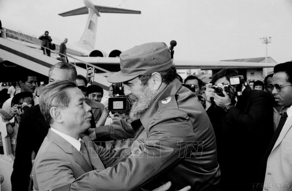 Chu tich Hoi dong nha nuoc, Chu tich Hoi dong Bo truong Fidel Castro don Tong Bi thu Nguyen Van Linh tham huu nghi chinh thuc Cuba tu ngay 24 - 29.4.1989. Anh: Xuan Lam/TTXVN