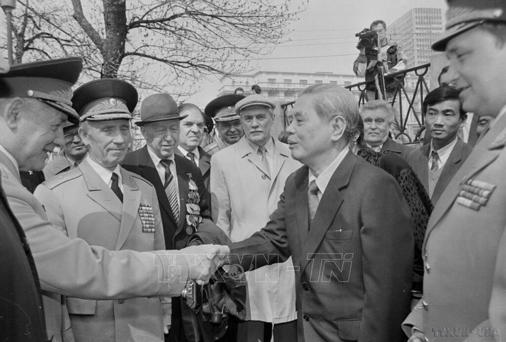 Cac cuu chien binh Lien Xo chao mung Tong Bi thu Nguyen Van Linh trong chuyen tham Lien Xo (Moscow, 1991). Anh: Minh Dao/TTXVN 