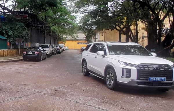 Al presidente de la comuna se le otorgo un automovil, pero no estaba en casa a casa. Foto: Xuyen Dong