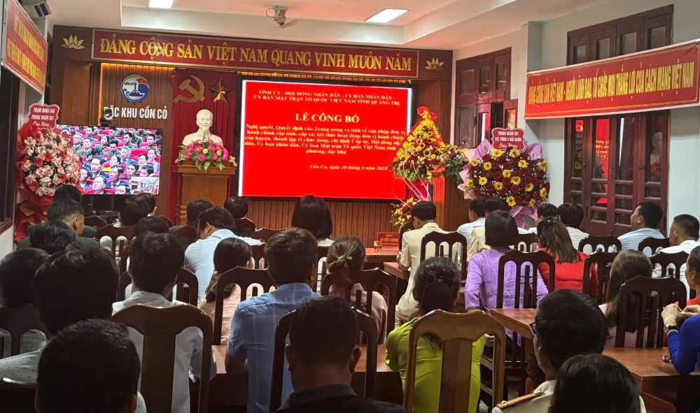 Can bo, nhan dan tren dao Con Co theo doi Le cong bo cac nghi quyet, quyet dinh cua Trung uong va tinh ve sap xep don vi hanh chinh cap tinh, cap xa. Anh: Han Nguyen