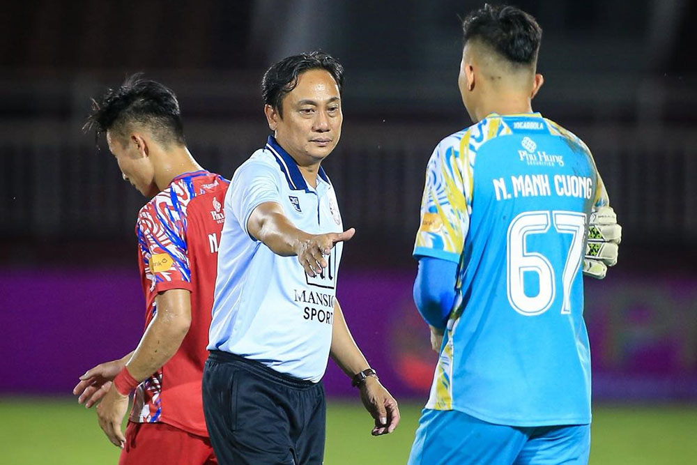 Coach Phung Thanh Phuong stopped leading Ho Chi Minh City after helping this team successfully stay in the league. Photo: Ho Chi Minh City Club