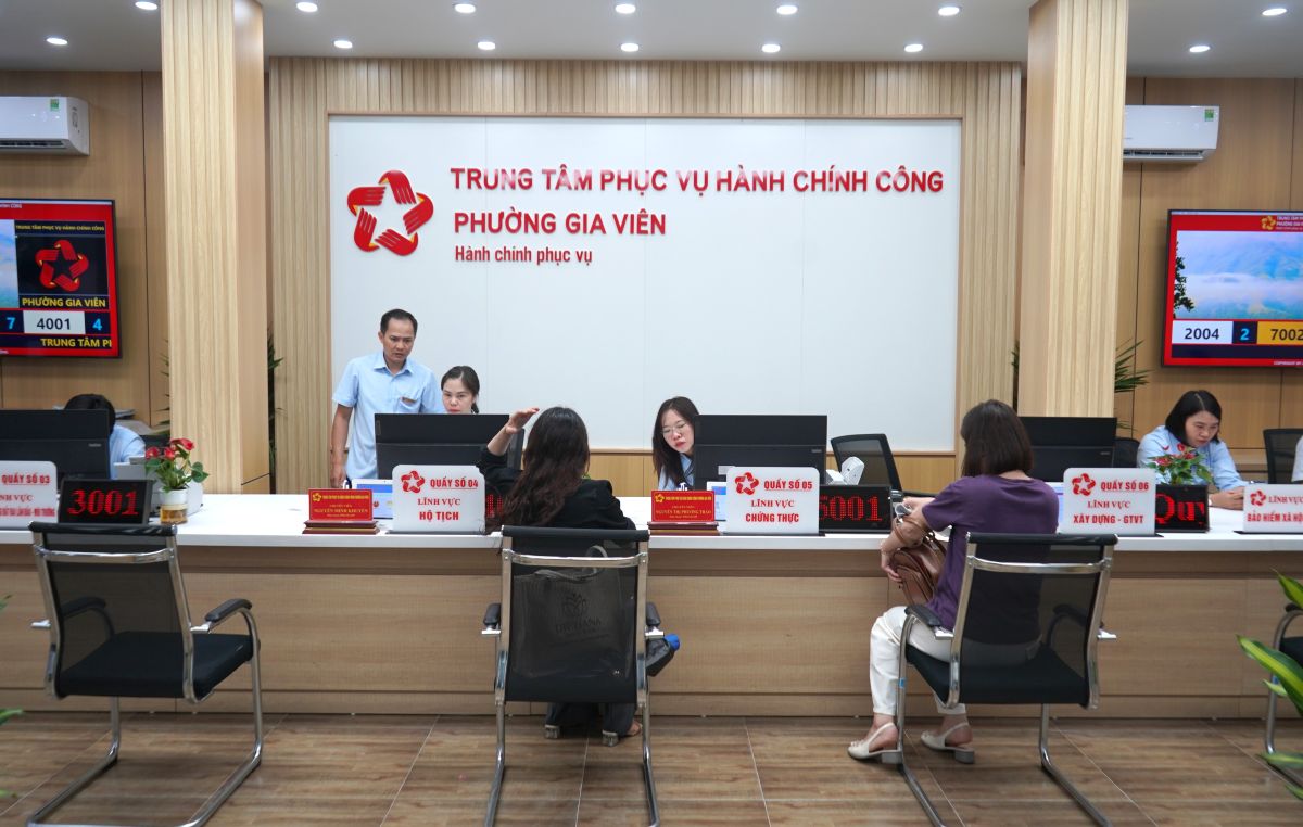 Trong khoang 30 phut dau, Trung tam don hon 10 luot nguoi den lam thu tuc hanh chinh. Ảnh: Mai Dung