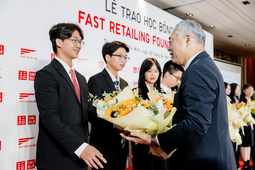 This year, after reviewing the application and interviews, the admission council selected 12 excellent students from 11 high schools across the country to award Fast Retailing scholarships. Photo: Provided by the enterprise