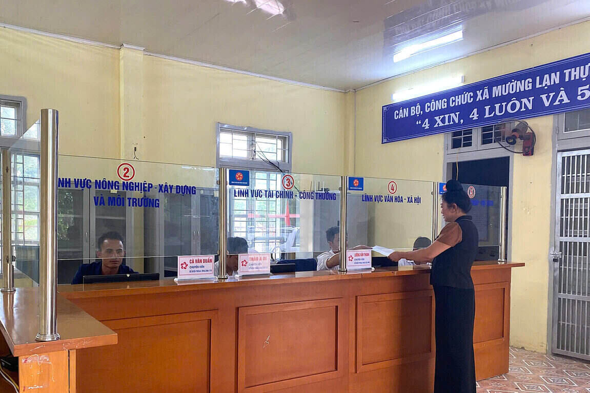 Bo phan mot cua xa Muong Lan, tinh Son La phuc vu thu tuc hanh chinh cho nhan dan. Anh: Truong Son
