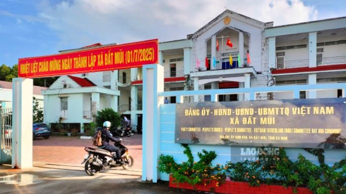 Dang uy - HDND - UBND - UBMTTQ Viet Nam xa Dat Mui chao don nguoi dan den lam viec tu sang ngay 01.7. Anh: Nhat Ho.