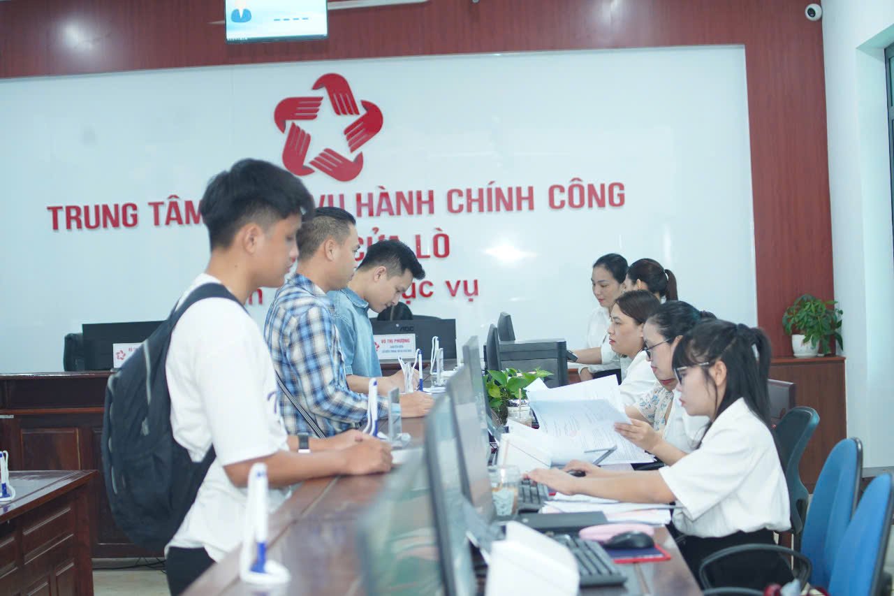 Nguoi dan lam thu tuc tai Trung tam Phuc vu hanh chinh cong Cua Lo. Anh: Duy Chuong
