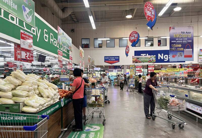 Cac he thong ban le co nhieu chuong trinh khuyen mai hap dan. Anh: Ha May