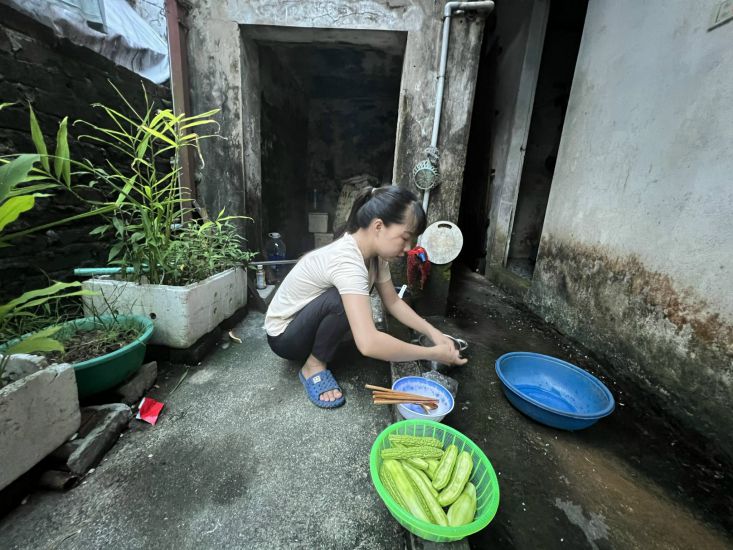 Pour de nombreux ouvriers loin de chez eux travaillant dans la zone industrielle de Thang Long l'augmentation rapide du salaire minimum regional les aide a etre plus rassures quant a leur vie encore difficile. Photo : Minh Huong